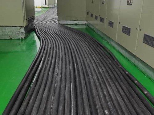 日照如何根据理论计算公式计算温度对特定电压测量结果的影响？